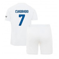 Dječji Nogometni Dres Inter Milan Juan Cuadrado #7 Gostujuci 2023-24 Kratak Rukav (+ Kratke hlače)